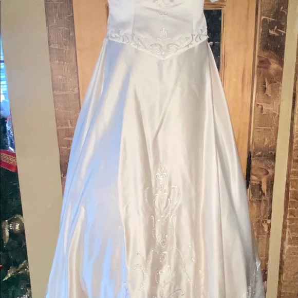 Wedding dress never worn with tags 12 - Picture 2 of 8
